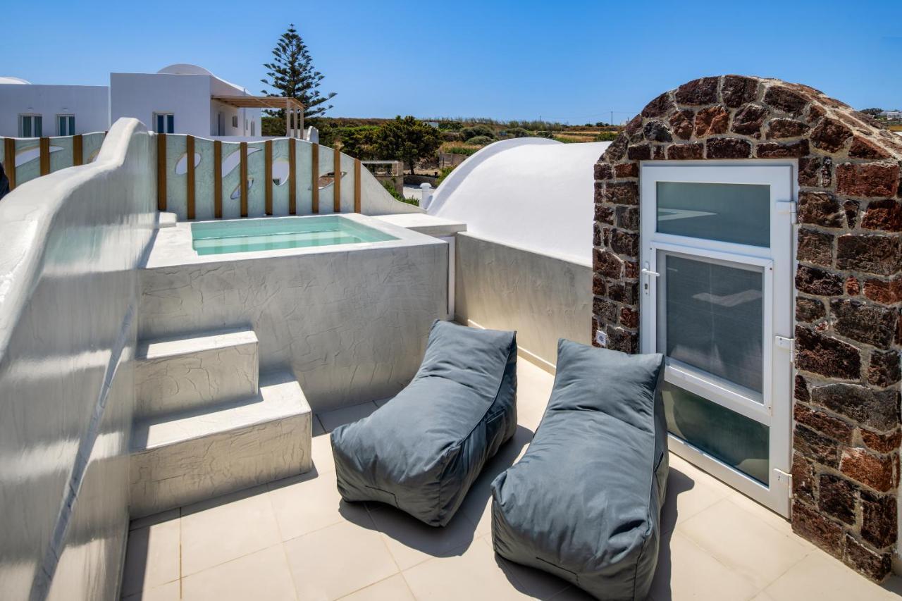 Aelia Luxury Suites Karterados  Luaran gambar A private rooftop pool at a hotel in Santorini, Greece
