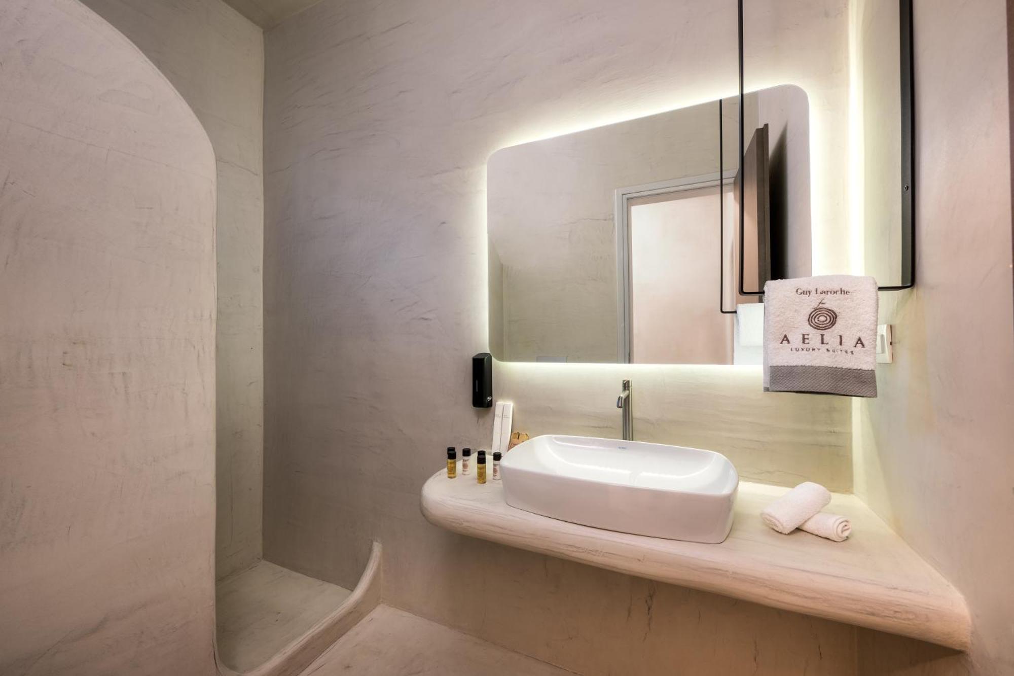 Aelia Luxury Suites Karterados  Luaran gambar Bathroom